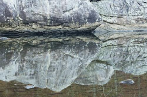 Alabama;Striated;water;Geology;reflections;Patterns;Boulders;Rock Formations;Textures;Stream;Abstract;Little River Canyon National Preserve;Abstracts;flowing;Rock Face;Gray;Striations;Tan;river;Rocks;reflection;Green;Abstraction
